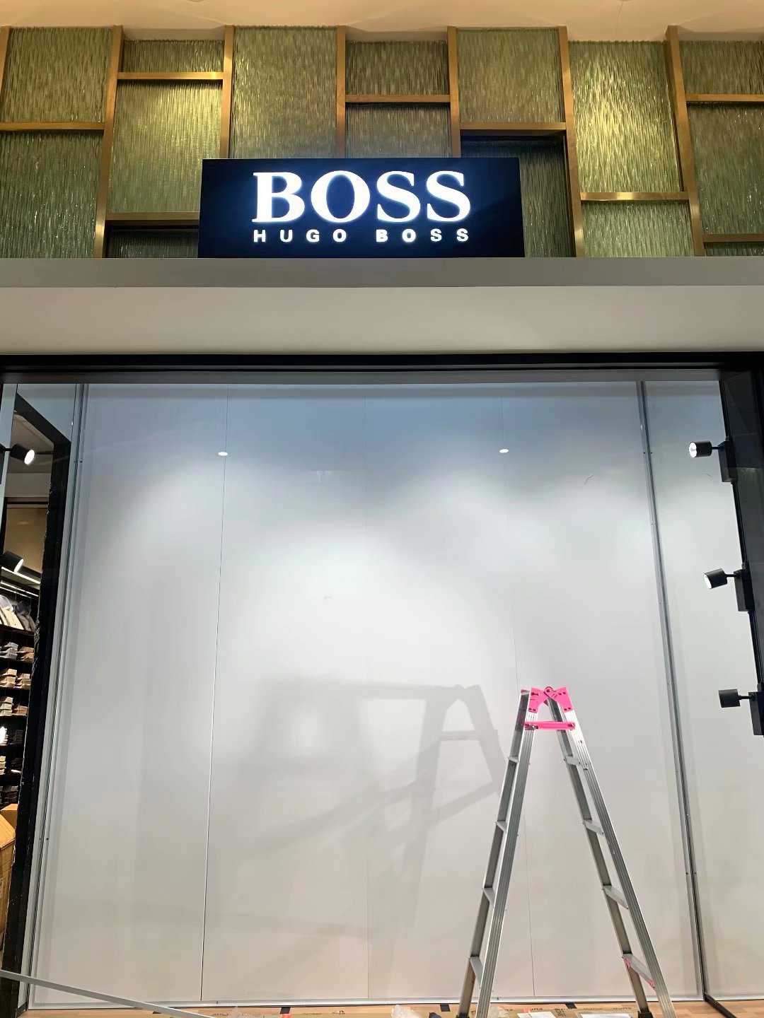 HUGO BOSS 道具成列安装